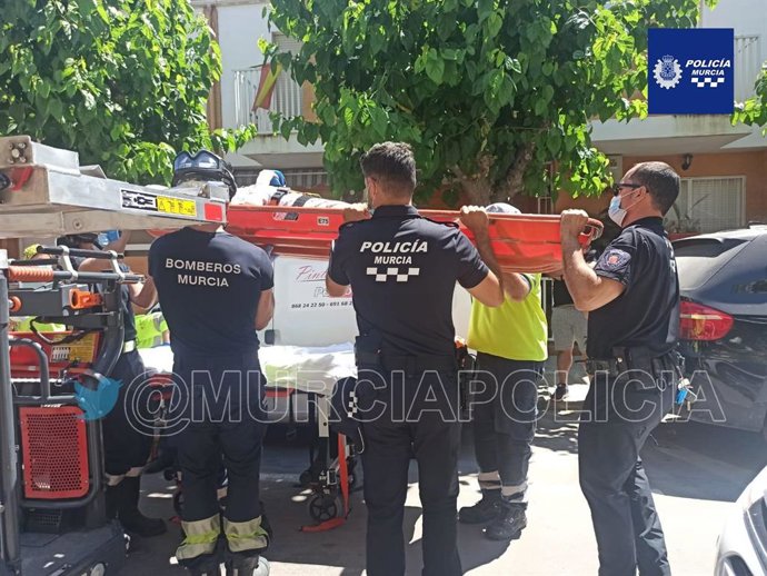 Evacúan por la ventana a una anciana que sufrió una caída en su domicilio de La Alberca (Murcia)