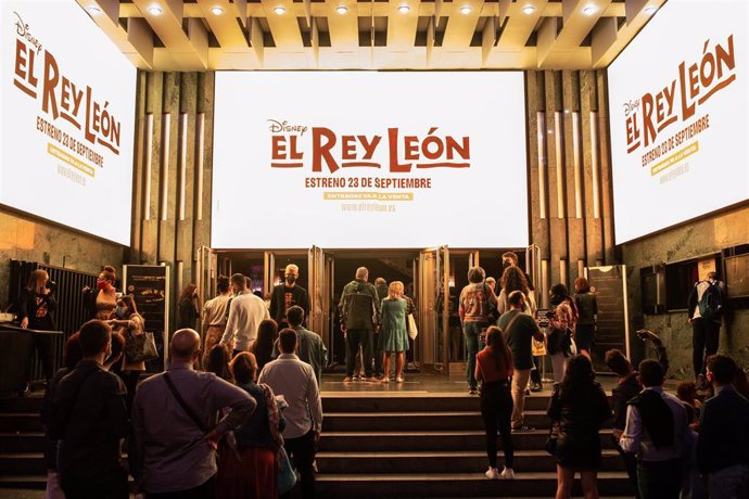 Archivo - Varias personas acuden a ver el musical El Rey León, en el Teatro Lope de Vega, a 23 de septiembre de 2021, en Madrid (España). 