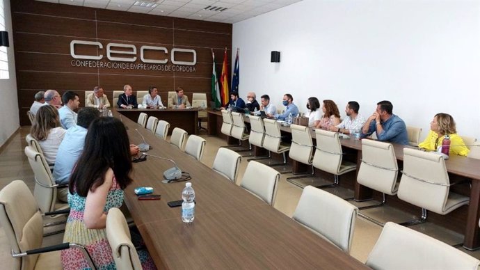 El candidato del PP Antonio Repullo con el presidente de CIDE, el presidente de CECO y representantes de la Asociación de Distribuidores de Electricidad de la provincia de Córdoba.