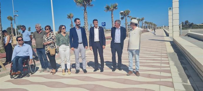 Pedro Fernández recorre la nueva fase del Paseo Marítimo de la capital