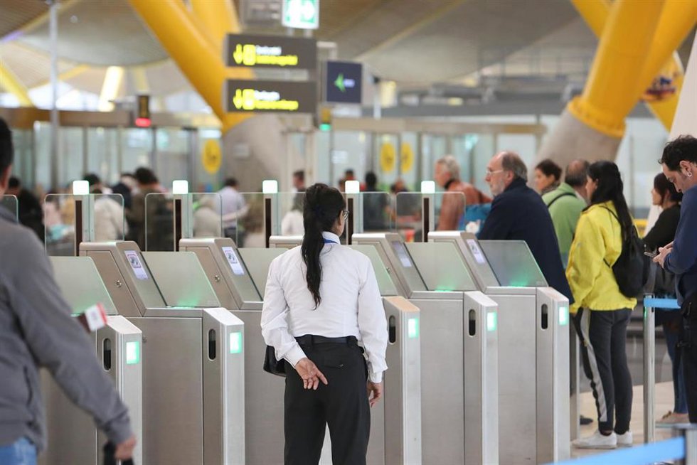 Archivo - Acceso al control de seguridad de la  Aeropuerto Adolfo Suárez Madrid- Barajas.       