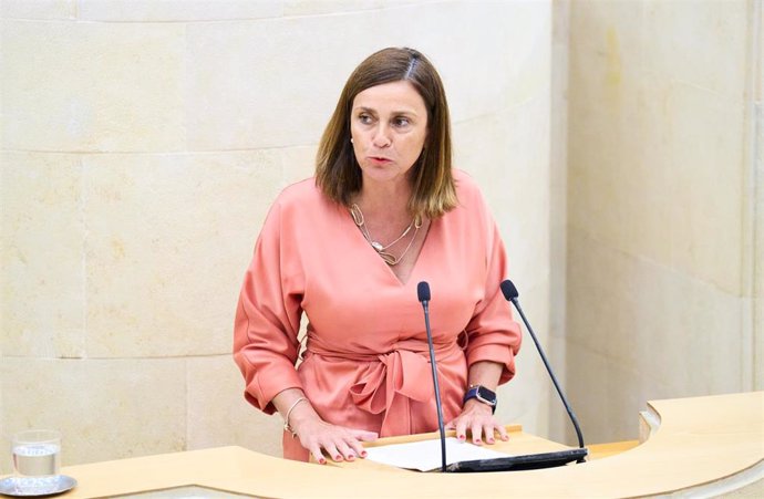 La consejera de Presidencia, Paula Fernández, defiende la nueva Ley de Entidades Locales Menores en el Parlamento