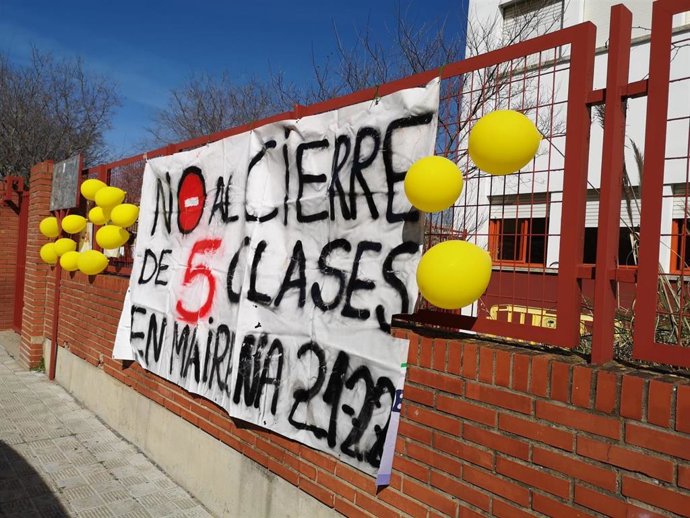 Archivo - Pancarta reivindicativa en Mairena contra la supresión de cinco unidades en colegios públicos