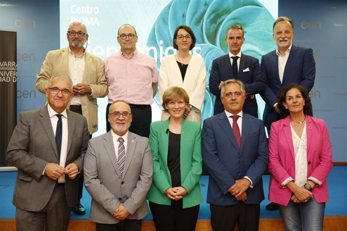 Ignacio López-Goñi, Francisco Mangado, Inmaculada Pascual, Javier Ortega y José Ignacio Pérez de Albéniz; Enrique Maya, Juan Cruz Cigudosa, María Iraburu, Juan Miguel Sucunza e Itziar Gómez, en la presentación del Centro BIOMA de UNAV.