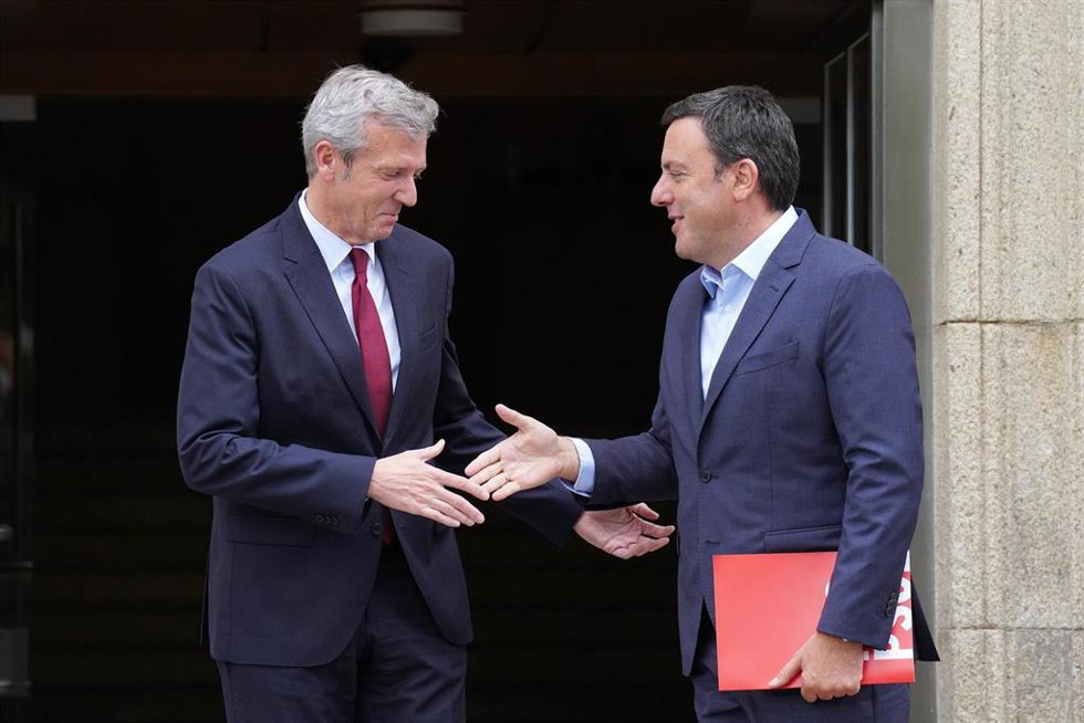 El presidente de la Xunta de Galicia, Alfonso Rueda (i), y el secretario general del PSdeG, Valentín González Formoso (d), se saludan a su llegada a una reunión, a 6 de junio de 2022, en Santiago de Compostela, A Coruña, Galicia (España). Rueda quiere a