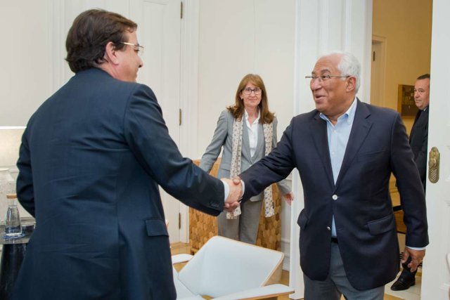 Guillermo Fernández Vara y Antonio Costa estrechan sus manos.