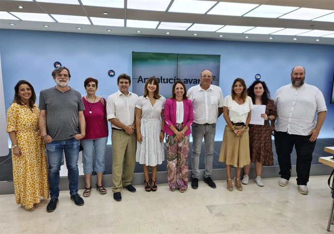 La candidata por el PP de Málaga al Parlamento andaluz y secretaria general, Patricia Navarro, en una reunión con la plataforma del Tercer Sector