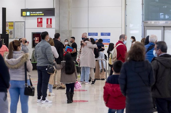 Archivo - Viajeros en la terminal T-4 del Aeropuerto Adolfo Suárez Madrid-Barajas, a 13 de abril de 2022, en Madrid (España).