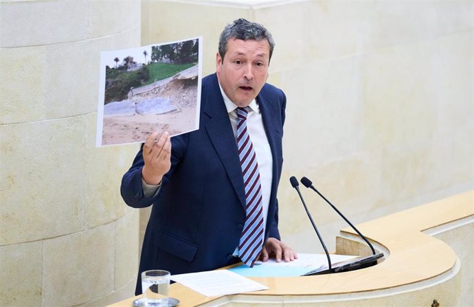 El diputado del PP Iñigo Fernández defiende en el Parlamento mejoras en las playas de Santander
