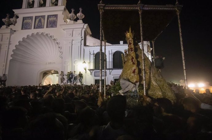 La Virgen del Rocío de vuelta al santuario tras la rotura de una sección de las andas. 