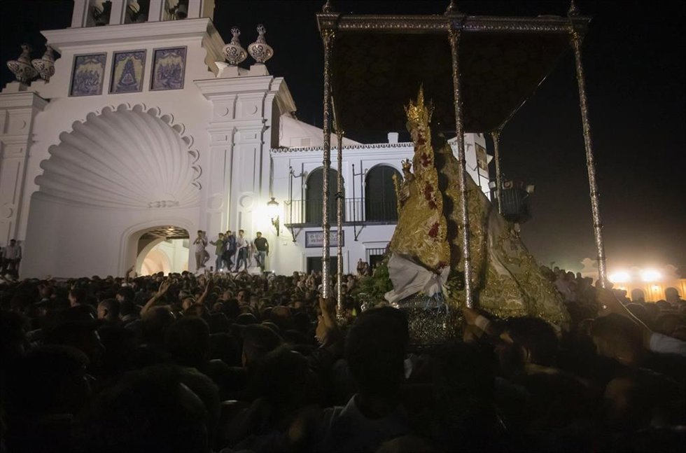 La Virgen del Rocío de vuelta al santuario tras la rotura de una sección de las andas.