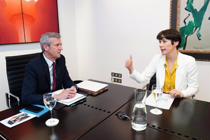 El presidente de la Xunta de Galicia, Alfonso Rueda, y la portavoz nacional del BNG, Ana Pontón, durante una reunión, a 6 de junio de 2022, en Santiago de Compostela, A Coruña, Galicia (España).