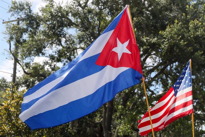 Archivo - Banderas de Cuba y Estados Unidos