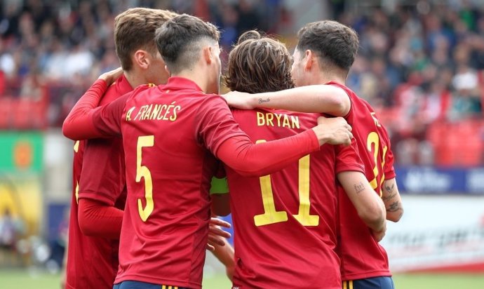 Los jugadores de la selección española Sub-21 celebran uno de sus goles ante Irlanda del Norte