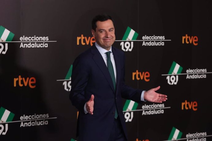 El candidato del PP-A a la reelección como presidente de la Junta, Juanma Moreno, a su llegada al debate de RTVE previo a las elecciones andaluzas del 19 de junio.