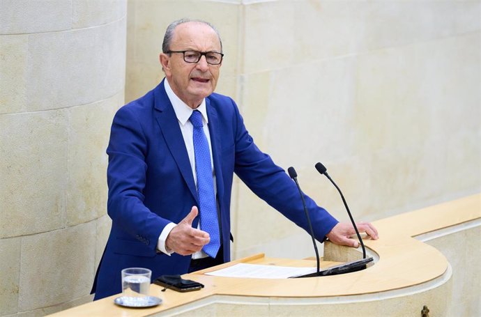 El consejero de Turismo, Javier López Marcano, en el Parlamento