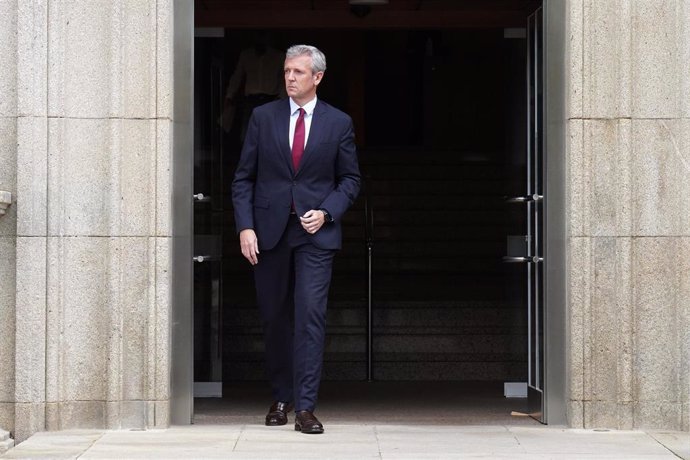 El presidente de la Xunta de Galicia, Alfonso Rueda, en la puerta de San Caetano.