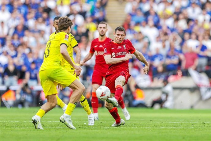 James Milner pelea un balón con Marcos Alonso en la final de la FA Cup 21-22