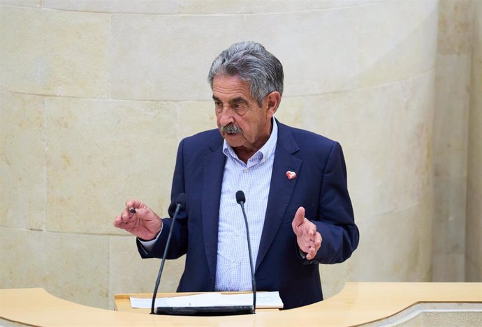 El presidente de Cantabria, Miguel Ángel Revilla, interviene en una sesión plenaria en el Parlamento de Cantabria