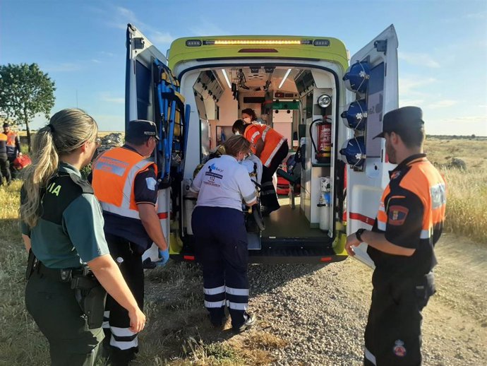 Momento en el que trasladan al varón al hospital.