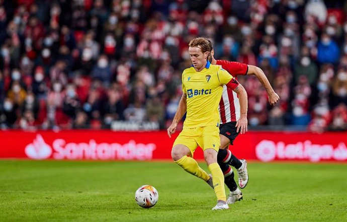 Archivo - Alex Fernández durante un partido con el Cádiz