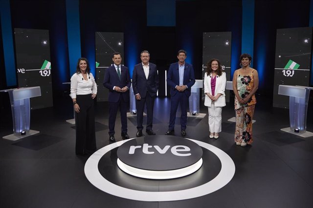 Fotografia de grupo previo al debate en RTVE entre los candidatos a la Presidencia de la Junta de Andalucía a 06 de junio del 2022 en (Sevilla, Andalucía)