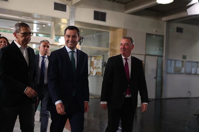 El candidato por el PP,  Juanama Moreno, en el Photocall previo al debate en RTVE entre los candidatos a la Presidencia de la Junta de Andalucía a 06 de junio del 2022 en (Sevilla, Andalucía)