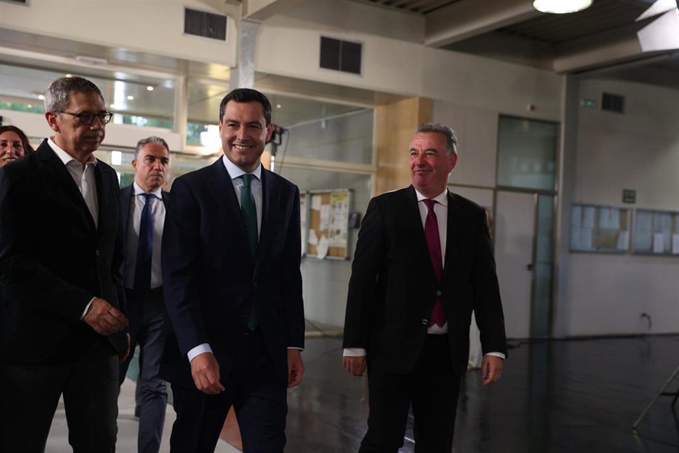 El candidato por el PP, Juanama Moreno, en el Photocall previo al debate en RTVE entre los candidatos a la Presidencia de la Junta de Andalucía a 06 de junio del 2022 en (Sevilla, Andalucía)