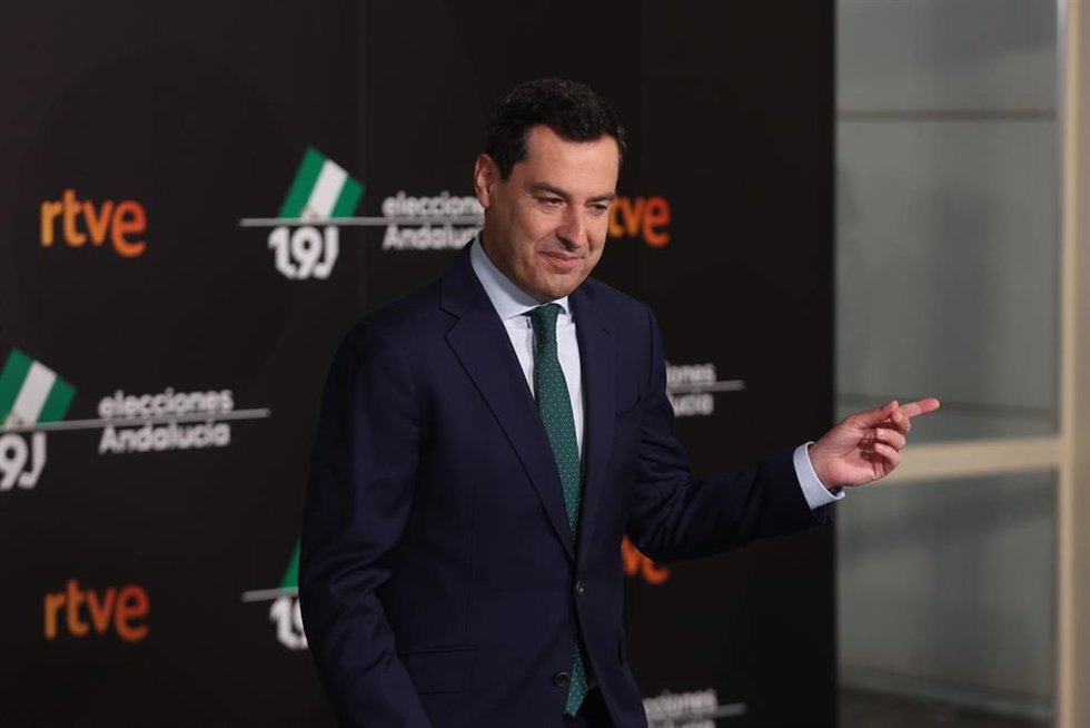 El candidato por el PP, Juanama Moreno, en el Photocall previo al debate en RTVE entre los candidatos a la Presidencia de la Junta de Andalucía a 06 de junio del 2022 en (Sevilla, Andalucía)