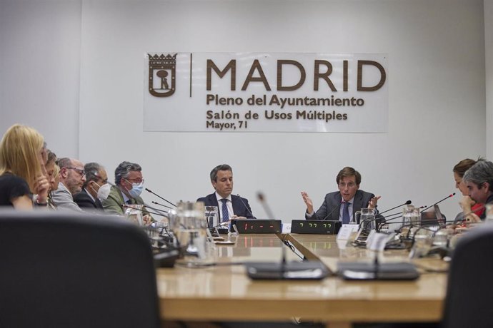 El concejal de Cs y presidente de la comisión, Santiago Saura (i) y el alcalde de Madrid, José Luis Martínez-Almeida (d), en la última sesión de la comisión de investigación municipal sobre el presunto espionaje a la presidenta de la Comunidad de Madrid 