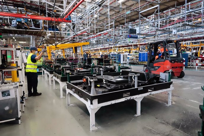 Archivo - Un operario trabaja en la sede de Stellantis, el día que la vicepresidenta primera del Gobierno y ministra de Asuntos Económicos y Transformación Digital, ha visitado la fábrica, a 16 de septiembre de 2021, en Vigo, Pontevedra, Galicia (España