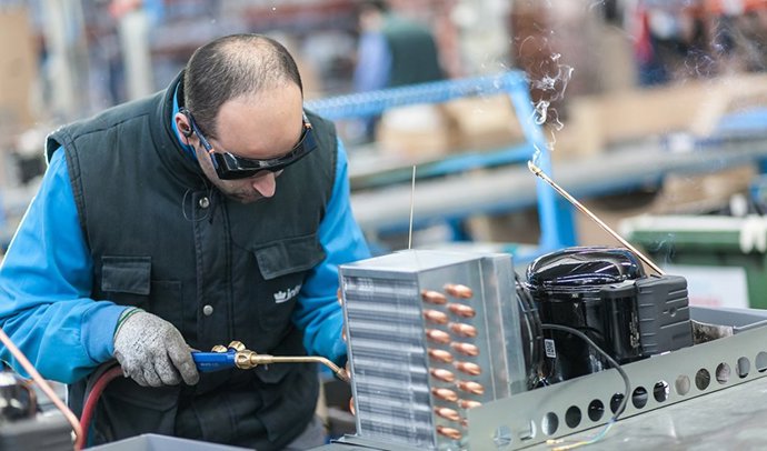 Archivo - Trabajador en una fábrica,