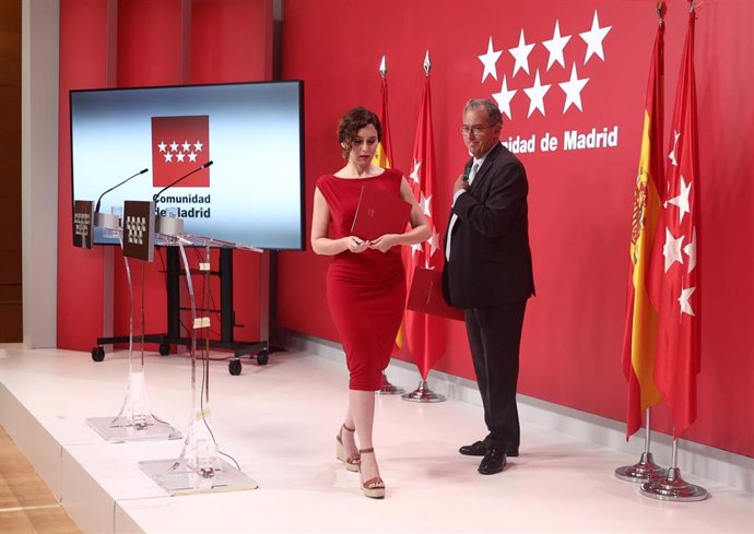 La presidenta de la Comunidad de Madrid, Isabel Díaz Ayuso y el consejero de Educación, Universidades y Ciencia y portavoz del Gobierno regional, Enrique Ossorio, después de comparecer en la Real Casa de Correos, a 6 de junio de 2022. 