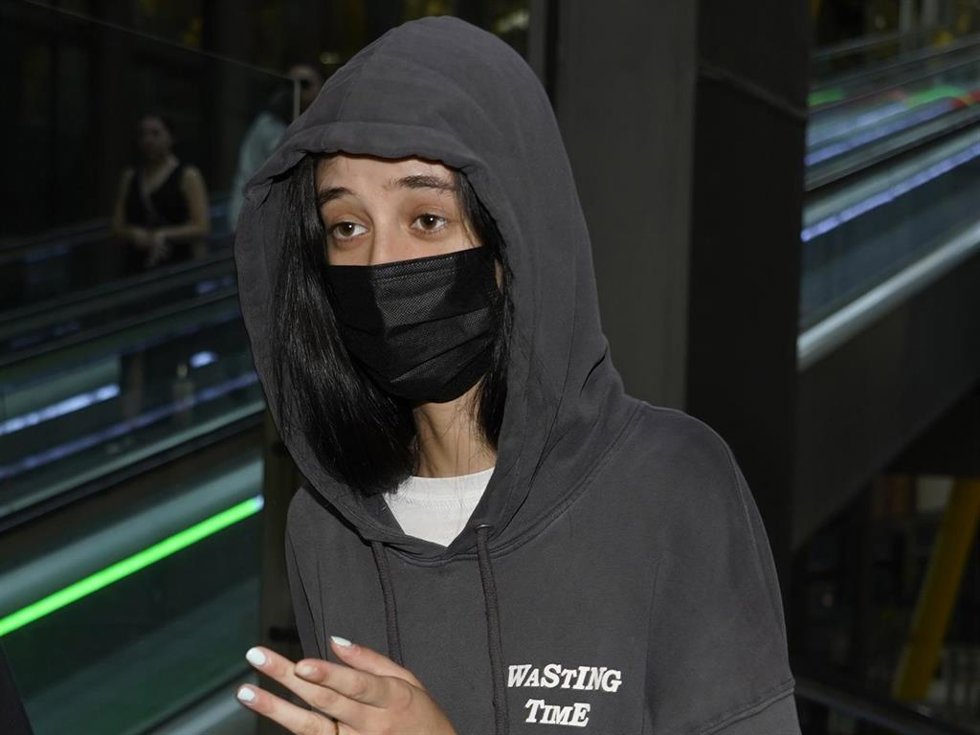 Victoria Federica intentando pasar desapercibida a su llegada a Madrid tras unos días en DisneyWorld