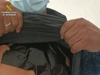 Sorprendido copiando en un examen teórico de tráfico con un receptor y emisor y una microcámara