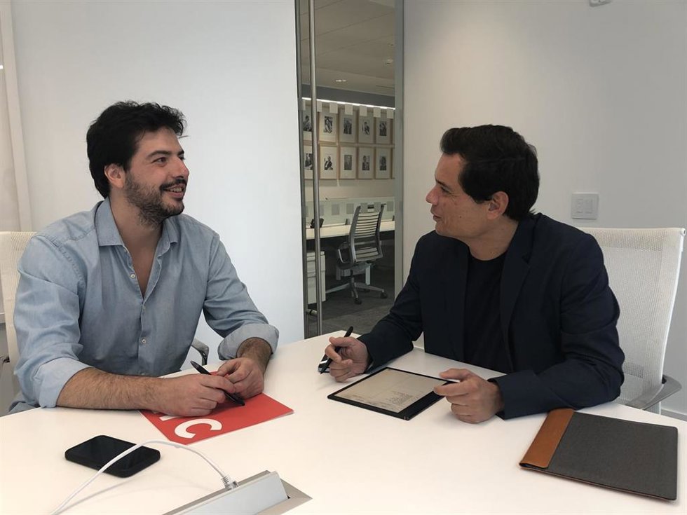 El consejero delegado y fundador de Eurdit, Alejandro Martínez, y el consejero delegado de DDB en Llyc, Adolfo Corujo.
