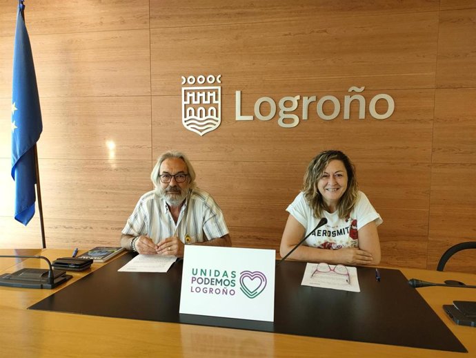 Los concejales de Unidas Podemos, Amaia Castro y José Manuel Zúñiga, en comparecencia de prensa
