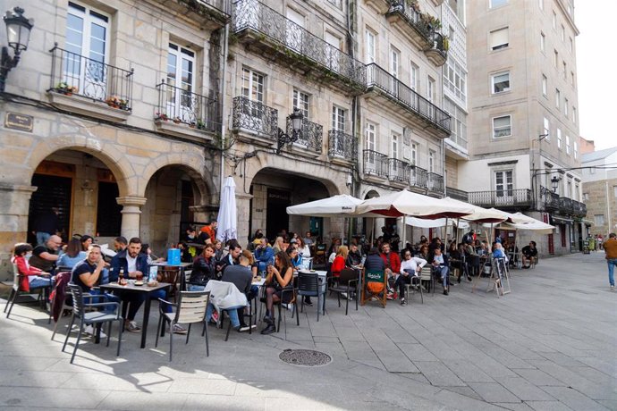 Archivo - Grupos de comensales sentados en una terraza de un establecimiento en Vigo.