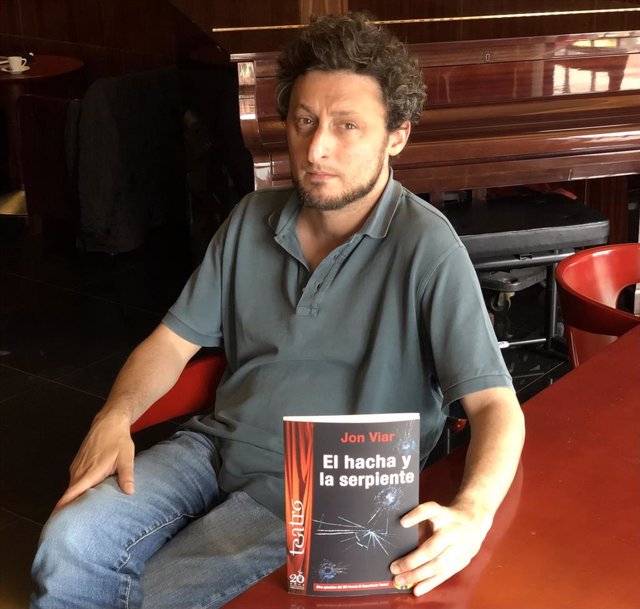 Jon Viar posa junto a un ejemplar de 'El hacha y la serpiente' en el Café del Teatro Zorrilla, donde se presentará la obra este miércoles.