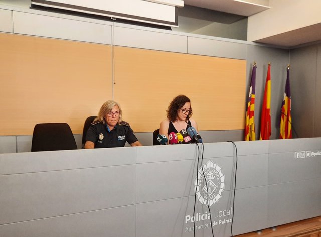 La regidora de Seguridad Ciudadana de Cort, Joana Maria Adrover, a la derecha, junto a la comisaria de la Policía Local de Palma, Antònia Barceló.