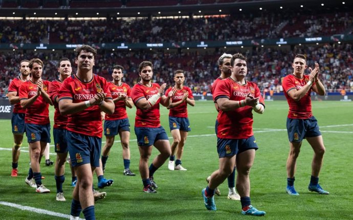 Los jugadores de la selección española de Rugby saludan al público del Wanda Metropolitano tras el partido ante los Classic All Blacks.