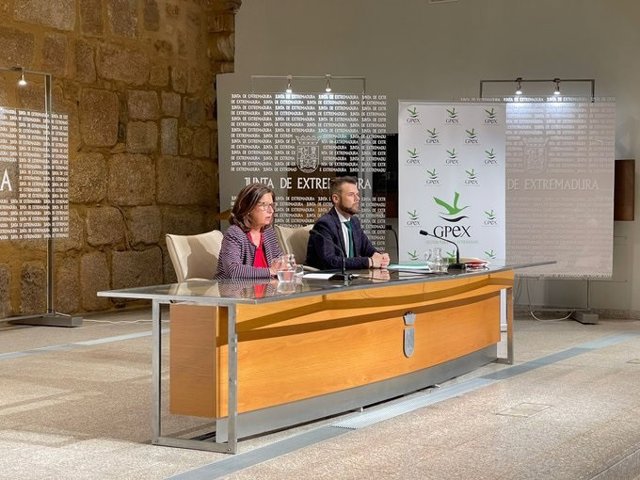 La vicepresidenta primera y consejera de Hacienda y Administración Pública de la Junta, Pilar Blanco-Morales, y el director general de GPEX, José María Sánchez, en rueda de prensa sobre el I Plan de Atención a la Diversidad en dicha empresa pública