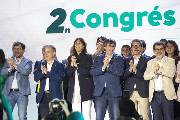 La nueva presidenta de Junts, Laura Borrs, y el nuevo secretario general del partido, Jordi Turull, con el expresidente de la Generalitat Carles Puigdemont en el congreso que el partido celebra en Argels-sur-Mer (Francia)