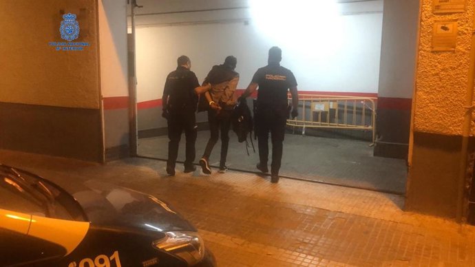 Archivo - Agentes de la Policía acompañan al presunto autor del delito.