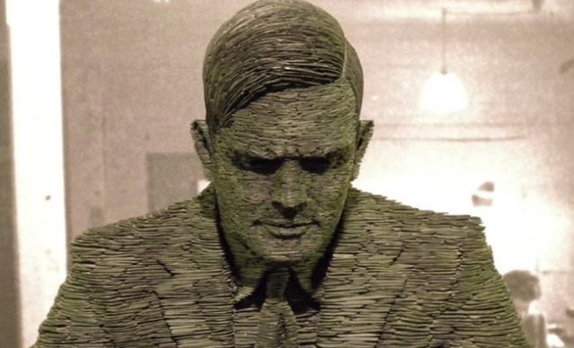 La escultura de pizarra de Turing obra de  Stephen Kettle.