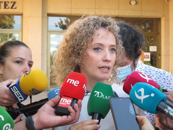 La vicerrectora de Estudiantes, Empleo y Movilidad de la UEx, Rocío Yuste Tosina, atiende a los medios