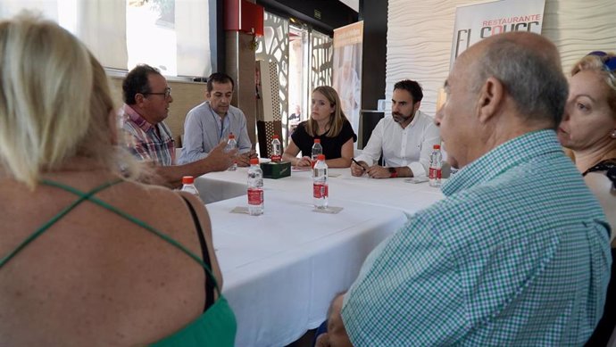 El secretario general del PSOE de Málaga, Daniel Perez, y los ediles del PSOE Alicia Murillo y Ruben Viruel en reunion con vecinos de Campanillas