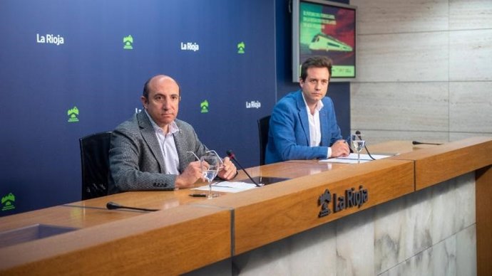 El director general de Infraestructuras, Vicente Urquía, junto al decano del Colegio de Ingenieros de Caminos, Canales y Puertos de La Rioja, Miguel García Manzanos
