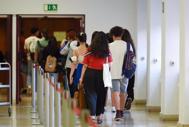 Una chica con un cuaderno de apuntes el día que da comienzo las pruebas de acceso a la universidad del año 2022, en la Facultad de Derecho de la Universidad Complutense de Madrid.