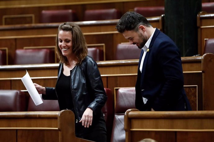 Archivo - El portavoz parlamentario de ERC, Gabriel Rufián, y la diputada de la CUP Mireia Vehí, en una sesión plenaria del Congreso.